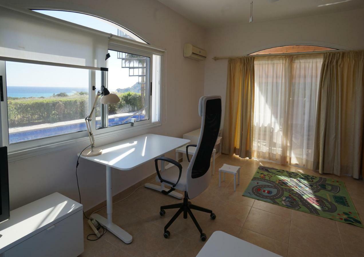 Unforgettable Family Escape - Cliffside Villa With Panoramic Sea Views And Kid-Friendly Private Pool ปิสซูรี ภายนอก รูปภาพ