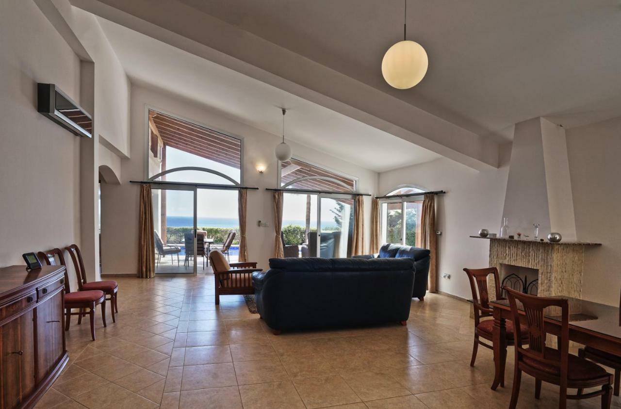 Unforgettable Family Escape - Cliffside Villa With Panoramic Sea Views And Kid-Friendly Private Pool ปิสซูรี ภายนอก รูปภาพ